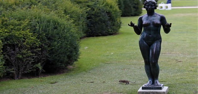 Turistas de Paris dividem espaço com vários ratos em jardim;veja