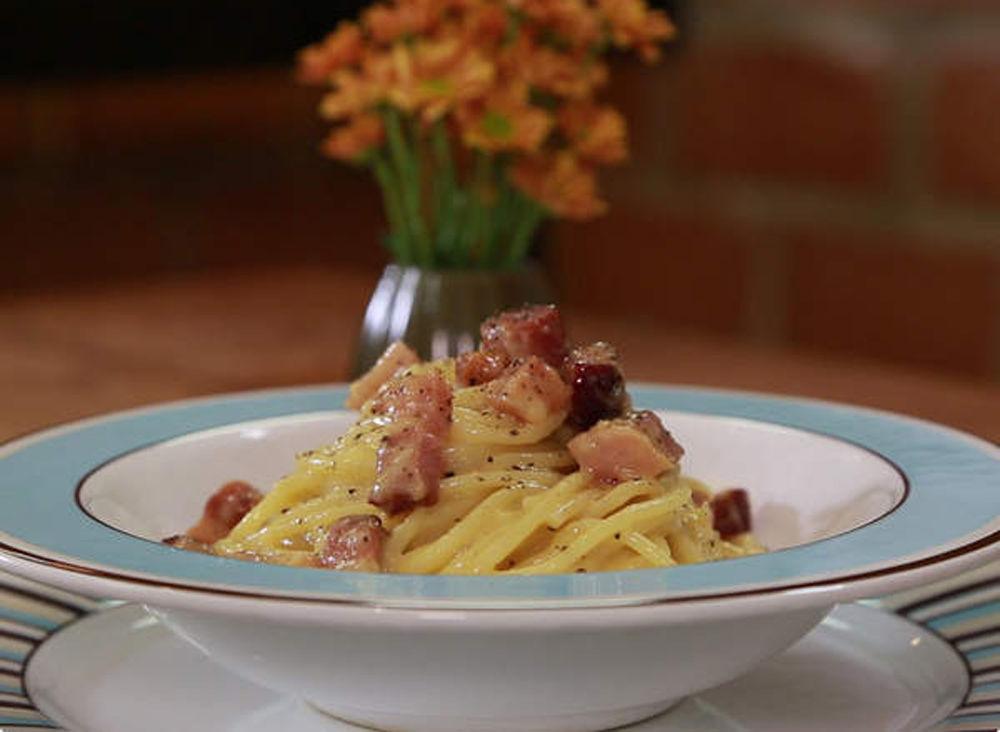 Espaguete carbonara leva ovos e bacon na receita; aprenda
