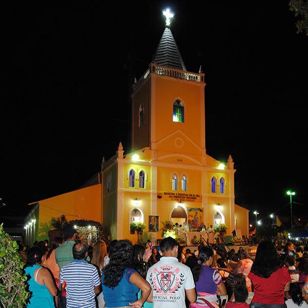 Milhares de fiéis lotam a Igreja Matriz em mais uma noite de novena