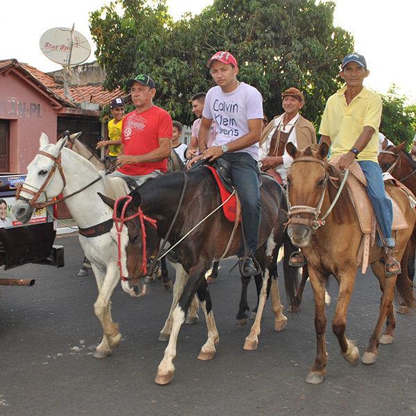 Dezenas de vaqueiros participam da tradicional cavalgada e benção dos vaqueiros