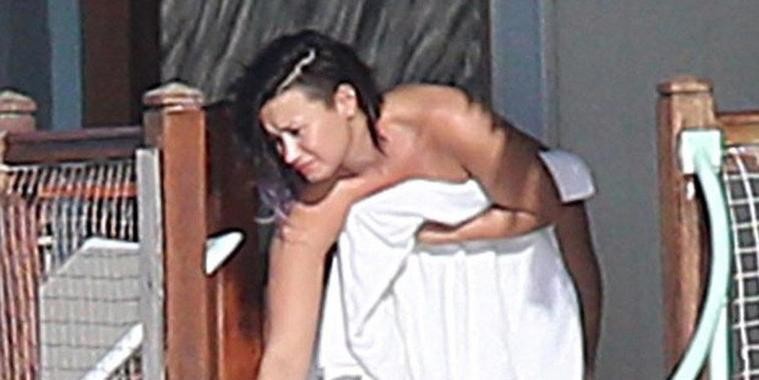 Demi Lovato é flagrada fazendo topless durante férias e quase mostra demais