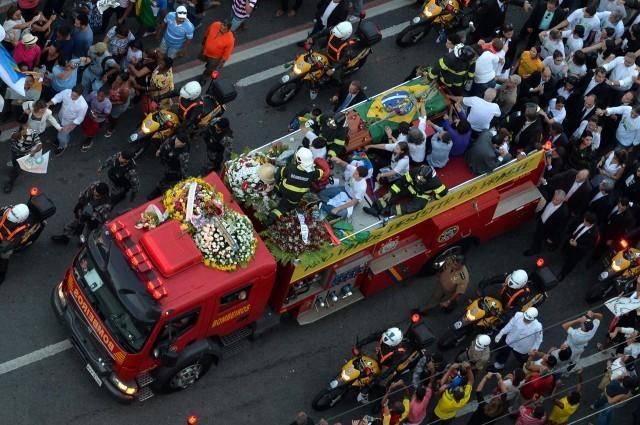 Em carro aberto, caixão de Eduardo Campos segue acompanhado de 160 mil pessoas