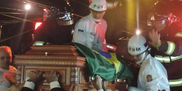 Após mais de 1h de cortejo, corpo de Eduardo Campos chega a cemitério e é enterrado