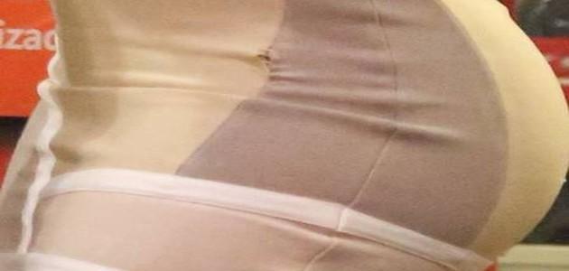 Apertado, vestido de Nicole Bahls acaba rasgando após sair de festa