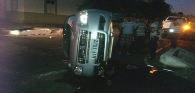 Diretor do hospital capota veículo ao desviar de motoqueiros que faziam racha