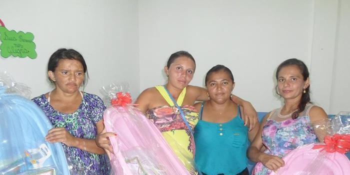 Mais cidadania e proteção social - Grupo de Mães gestantes participa de “oficina de artes” e recebe kits bebê.
