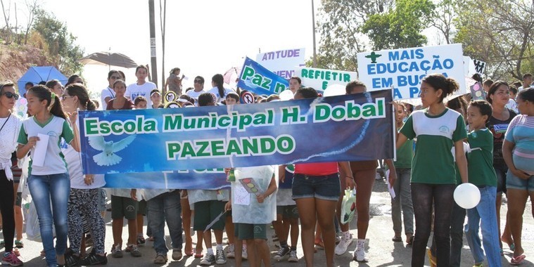 Moradores pedem fim da violência na zona Sul em Caminhada pela Paz em Teresina