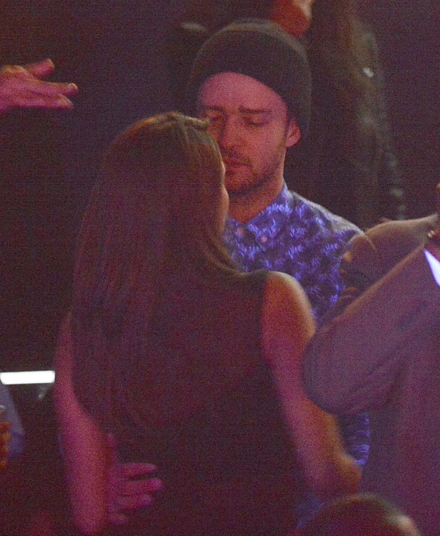 Foto mostra Justin Timberlake em clima de romance com morena