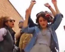 Irã condena jovens que aparecem dançando em vídeo a prisão e chicotadas