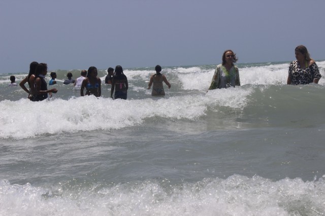 Prefeita leva jovens e  pessoas da terceira idade para o litoral piauiense - Imagem 114