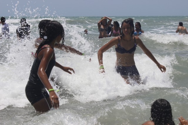 Prefeita leva jovens e  pessoas da terceira idade para o litoral piauiense - Imagem 112