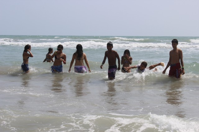 Prefeita leva jovens e  pessoas da terceira idade para o litoral piauiense - Imagem 96