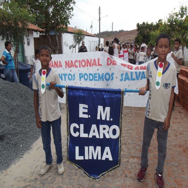 Escola Municipal Claro Lima realiza caminhada educativa em homenagem a semana do trânsito