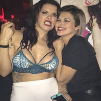 Mulher faz festa de despedida para seios antes de cirurgia de remoção