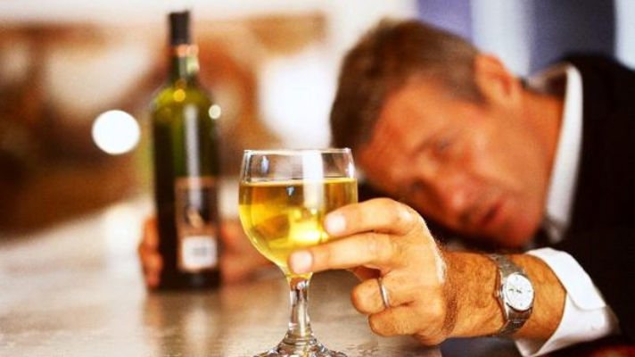 Estudo revela que quem trabalha demais tende a exagerar no álcool