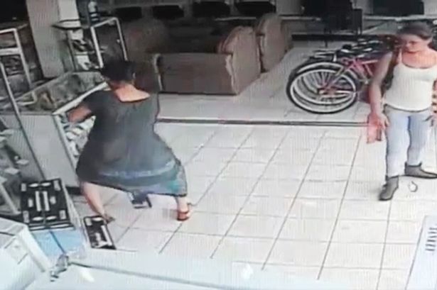 Mulher rouba TV de plasma escondendo objeto entre suas pernas em loja de eletrônicos; vídeo
