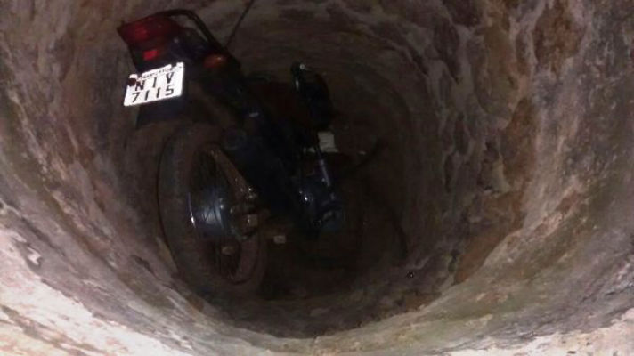 Polícia encontra moto roubada dentro de poço em Campo Maior