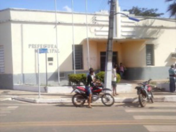 Bandidos invadem prefeitura de Miguel Alves e furtam oito computadores