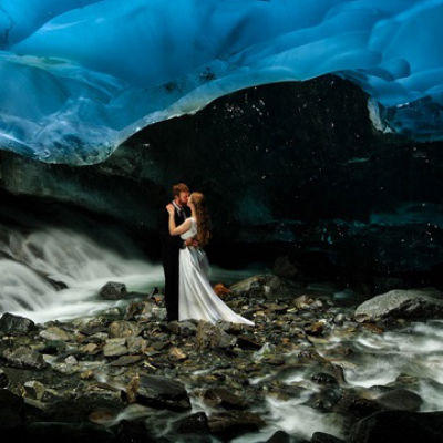 Fotógrafo faz ensaio de casamento em incríveis caverna de gelo