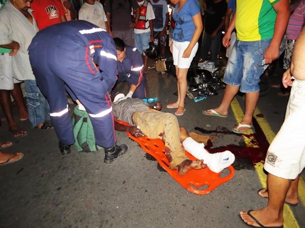 Após ultrapassagem, moto colide em carro em faixa de pedestres em Parnaíba