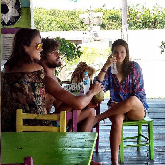 Bruna Marquezine e Marlon Teixeira são flagrados relaxando à beira-mar