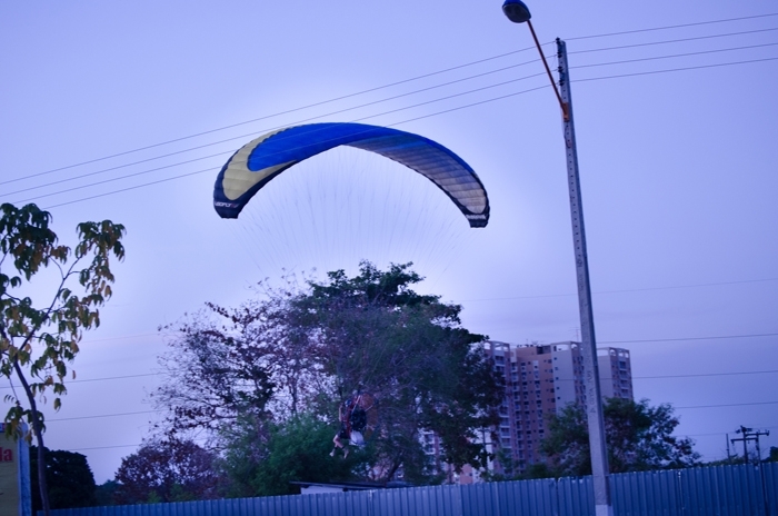 Pilotos de parapentes motorizados fazem voos livres sobre a Ponte Estaiada