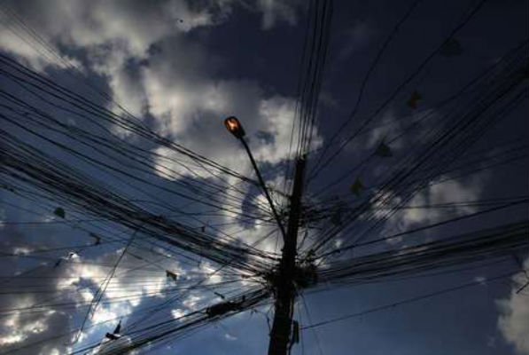 Apagão deixa 7 estados sem energia elétrica