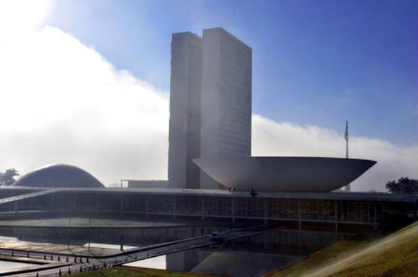 Deputados vão ganhar R$ 136 mil de salário e benefícios em janeiro, mesmo em férias