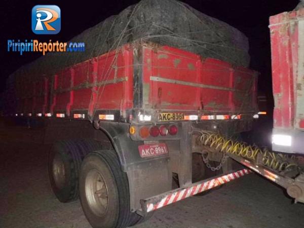 Motorista tem carreta com carga de cimento roubada após dar carona para mulher em Piripiri