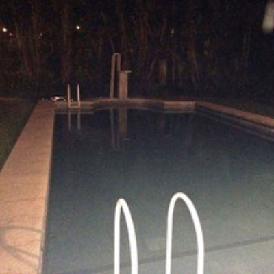 Crianças de 4, 5 e 11 anos invadem casa de vizinho e morrem afogados em piscina