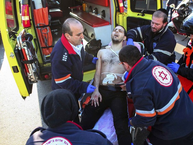 Palestino é baleado após esfaquear 9 pessoas em ônibus , no centro de Tel Aviv