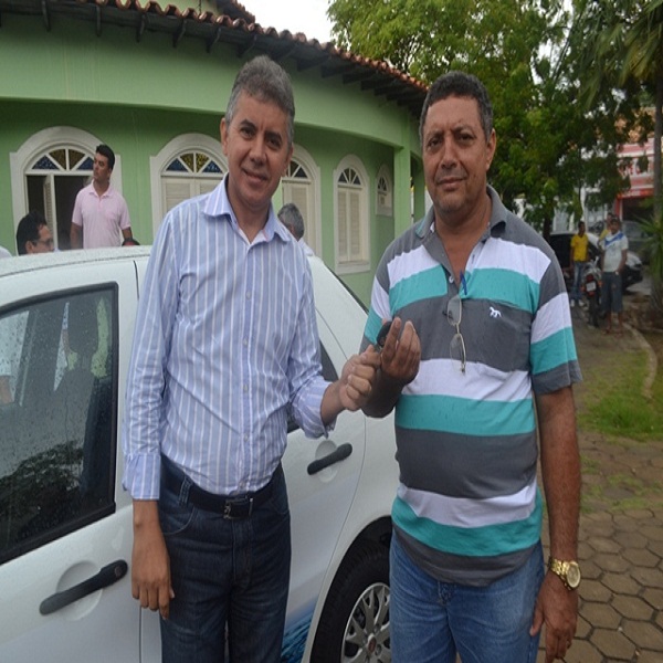 Secretaria municipal de Educação e SAAE ganham novos carros