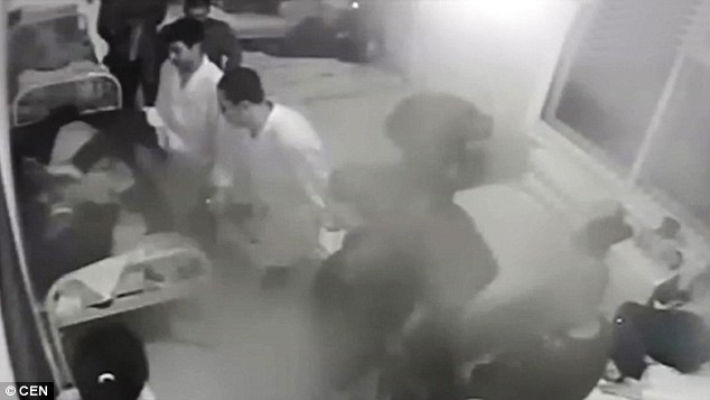 Vídeo chocante mostra momento em que enfermeiros espancam paciente com deficiência mental