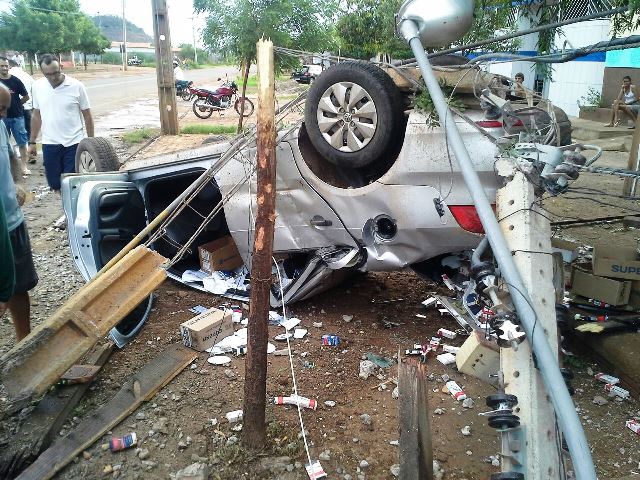 Motorista perde o controle de veículo e capota na estrada que liga as cidades de Picos à Bocaina