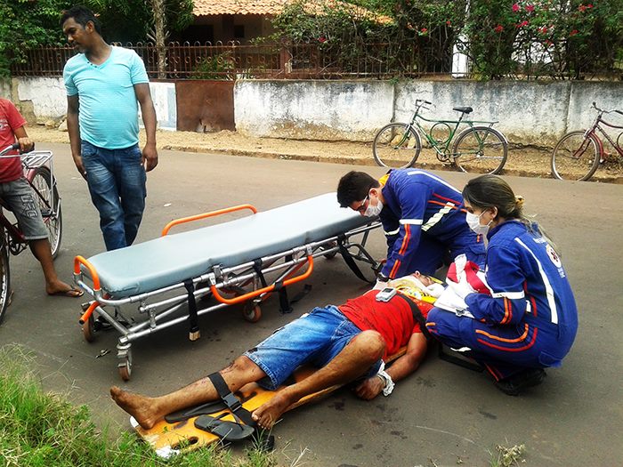 Homem fica ferido após perder o controle de motocicleta ao passar por esgoto em Altos