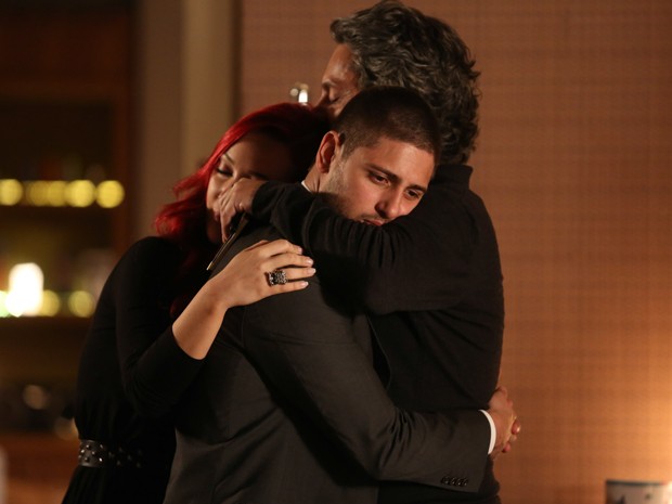 "Imperio": João Lucas e Zé Alfredo se reencontram e choram de emoção