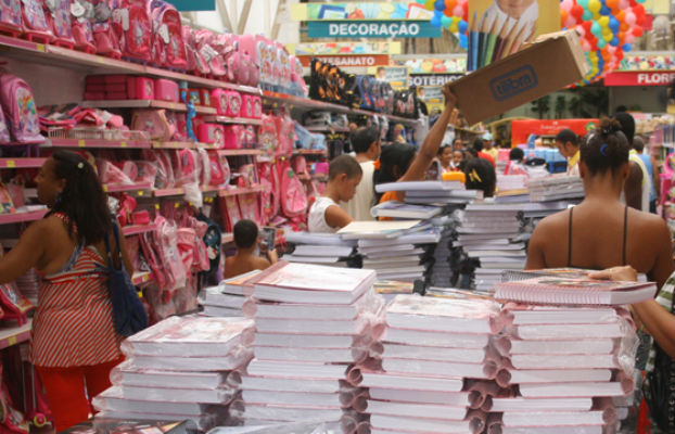 Procon alerta os pais para listas abusivas nas compras do material escolar