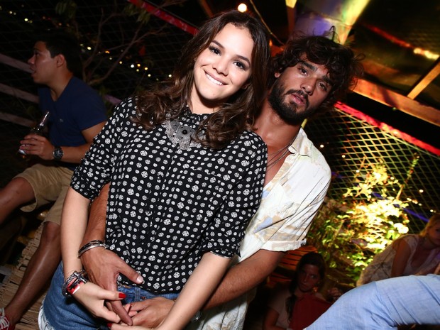 Bruna Marquezine curte a noite carioca com o namorado Marlon Teixeira