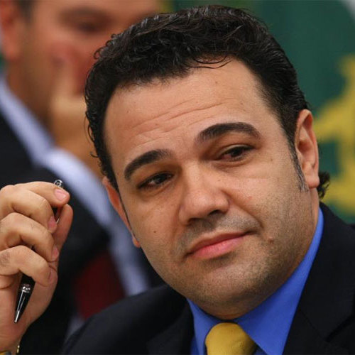 Estudantes detidas por beijo gay em culto pedem indenização de R$ 2 milhões a Marco Feliciano
