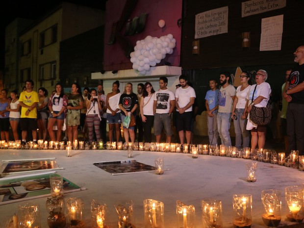 2 anos: Familiares contam até 242 e jogam balões para lembrar vítimas da Kiss