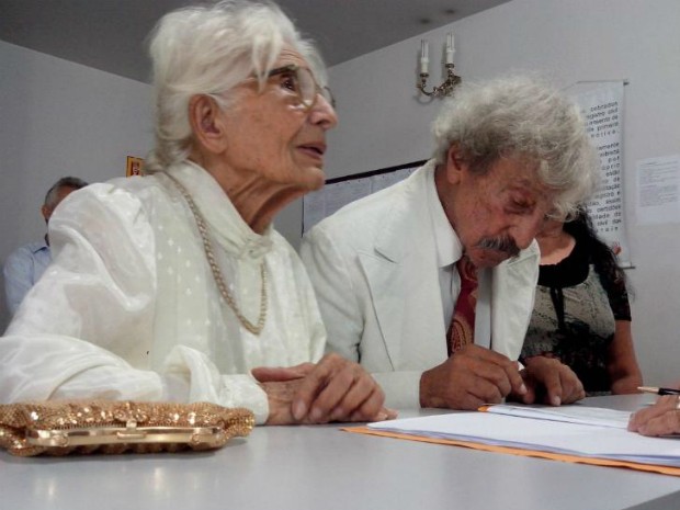 Idosa de 90 anos se casa após sete décadas de ‘noivado’