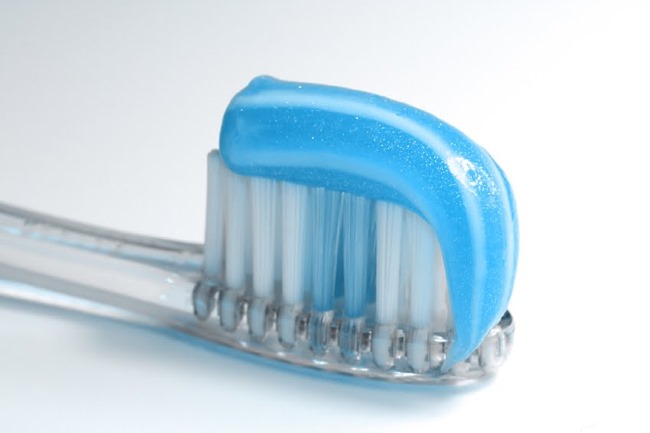 Ingredientes contidos no creme dental estão associados ao câncer, afirma especialista