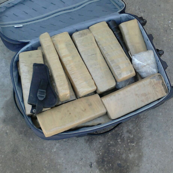 Policiais do 9º BPM apreendem 30 quilos de maconha e armas enterradas em casa abandonada na Vila Santo Afonso
