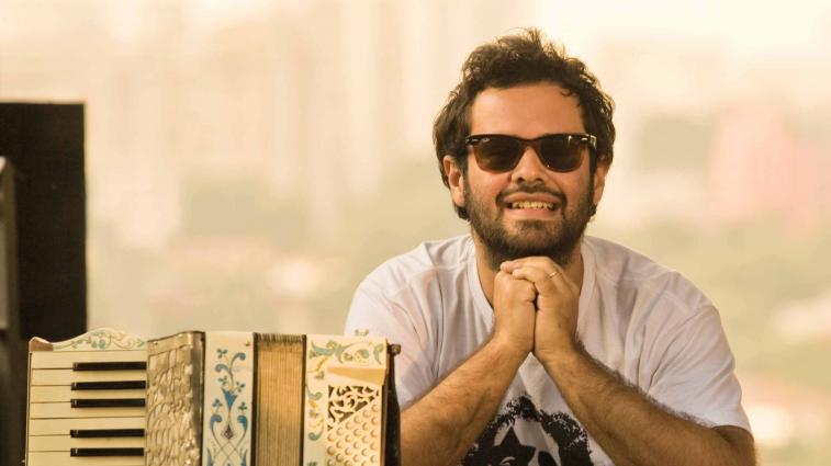 Compositor faz marchinha divertida e brinca com falta de água em SP