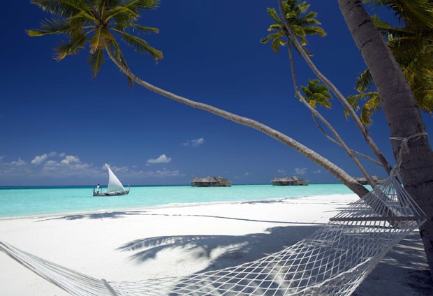 Conheça o melhor hotel do mundo com bangalô gigante sobre o mar