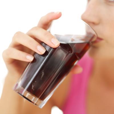 Refrigerantes fazem com que meninas menstruem mais cedo, afirmam cientistas