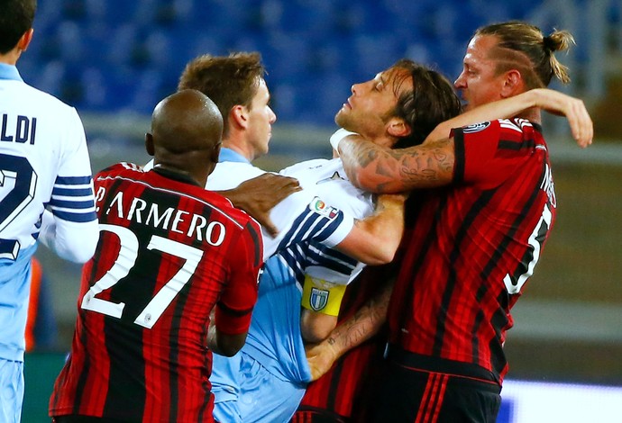 Zagueiro do Milan é suspenso por quatro jogos após dar "gravata" em rival