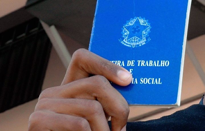 Desemprego fecha ano cem 4,3%, a menor taxa da história, aponta IBGE