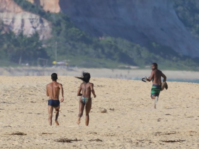 Naomi Campbell corre atrás de paparazzo enquanto curtia o sol em praia na Bahia