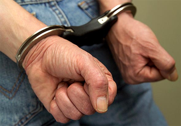 Pai é preso acusado de estuprar 3 filhas com síndrome de Down no interior da BA